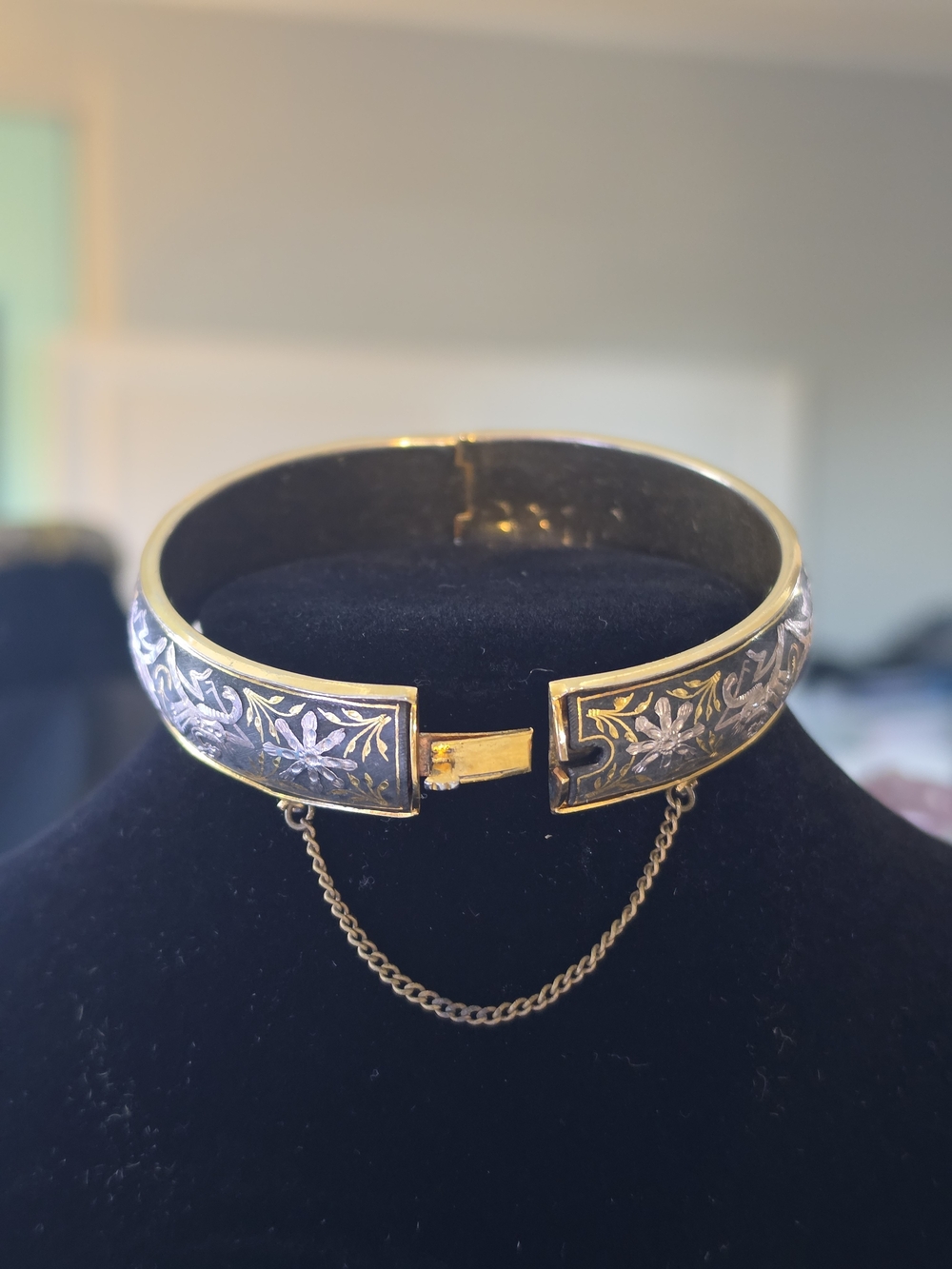 Vintage Two-Tone Floral Hinged Bracelet in Gold and Silver - Picture 4 of 6